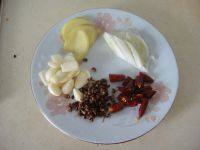 1、鱿鱼藕片麻辣香锅,准备调料