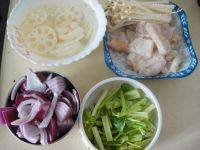 2、鱿鱼藕片麻辣香锅,把食材全部处理好（泡发的鱿鱼改成花刀，洋葱，芹菜金针菇摘选干净切好 ，莲藕去皮切片后泡入水中以免变黑）