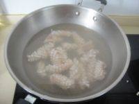 4、鱿鱼藕片麻辣香锅,再把鱿鱼加入，倒入料酒焯水后捞起