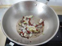 5、鱿鱼藕片麻辣香锅,热锅温油把调料倒入爆出香味