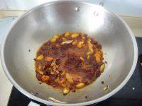 6、鱿鱼藕片麻辣香锅,再把豆瓣酱加入炒出红油