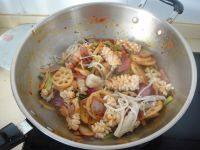 8、鱿鱼藕片麻辣香锅,再把鱿鱼卷和金针菇加入煸炒均匀