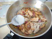 9、鱿鱼藕片麻辣香锅,尝试味道后再加入白糖提味后熄火出锅