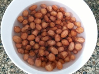 1、醋泡花生,花生米用水冲洗下，用纯净水泡两个小时