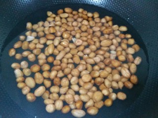2、醋泡花生,泡发的花生米放锅里加水煮