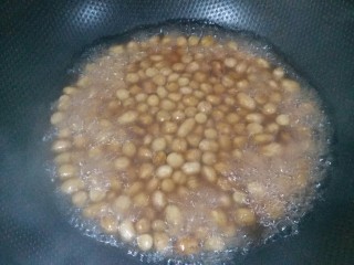 3、醋泡花生,煮开后煮10分钟，这样是去花生的腥味