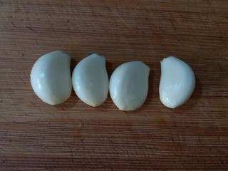 4、醋泡花生,大蒜去皮