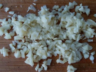 5、醋泡花生,30克大蒜切成蒜末