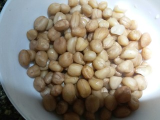 6、醋泡花生,花生煮10分钟后盛起装到大碗内