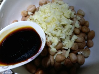 7、醋泡花生,蒜末放在花生米上，倒入一勺生抽