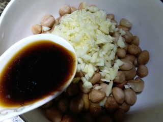 8、醋泡花生,加入5勺陈醋