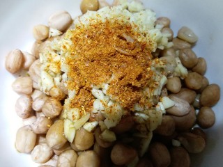 9、醋泡花生,放适量盐，3克辣椒粉