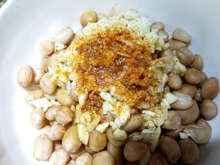 11、醋泡花生,浇在辣椒粉和大蒜末上，拌均匀