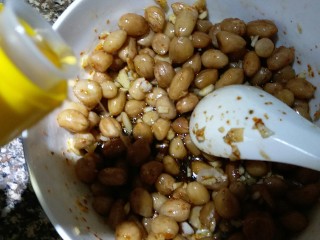 12、醋泡花生,加入香油