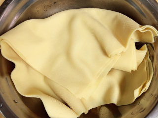 1、凉拌千张,准备好豆腐皮,洗干净待用。