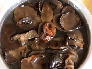 2、凉拌千张,提前浸泡木耳,大约泡两小时。