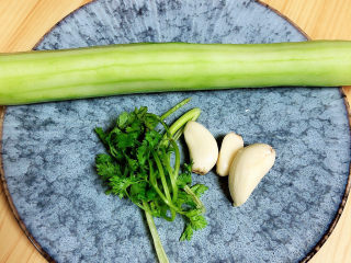 3、凉拌千张,准备黄瓜祛皮洗净,准备好香菜、蒜。