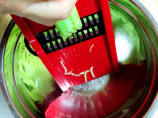 4、凉拌千张,将黄瓜叉成丝。