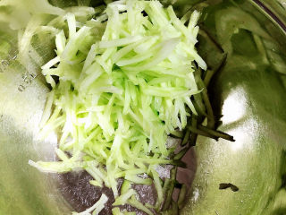 5、凉拌千张,黄瓜丝叉好了放在盆中。