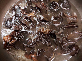 8、凉拌千张,再烫一下木耳,捞出备用。