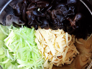 9、凉拌千张,蔬菜都准备好了,放入盆中。