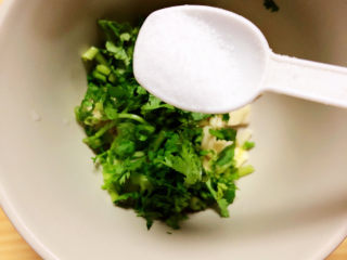 11、凉拌千张,凉拌汁中加入盐。