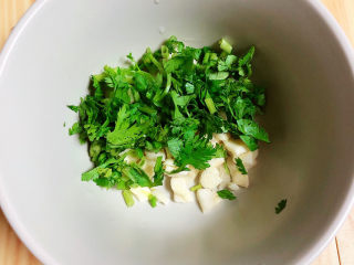 10、凉拌千张,将蒜和香菜切末儿放入碗中,制作凉拌汁。