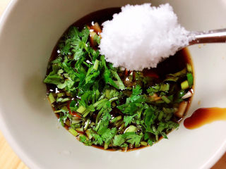 12、凉拌千张,再加入一勺白糖。