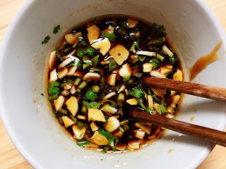 13、凉拌千张,再加入耗油、生抽、米醋、香油,搅拌均匀。