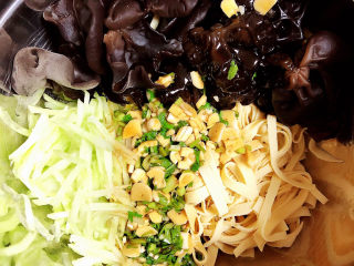 14、凉拌千张,将凉拌汁倒入蔬菜中。