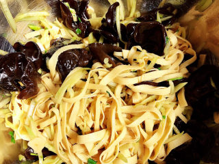 15、凉拌千张,将蔬菜拌均匀。