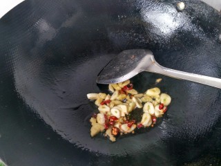 8、土豆烧鸡块,生姜，大蒜，辣椒放入锅中爆香。