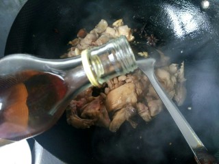 11、土豆烧鸡块,加入料酒，酱油，继续翻炒。