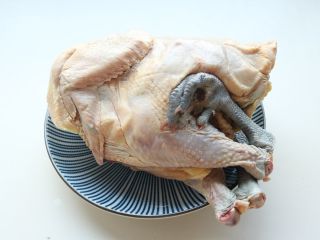1、葱油白斩鸡,走地鸡一只，自然解冻。