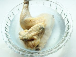 5、葱油白斩鸡,投入冰水，浸泡一会，中间换水一次。
