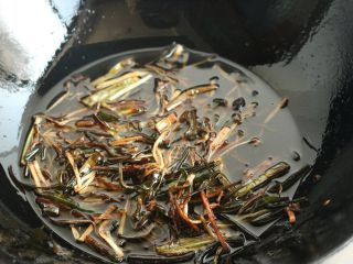 7、葱油白斩鸡,大约5分钟后葱丝变成黄褐色，并且能闻到浓郁的葱香味，关火。