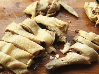 9、葱油白斩鸡,冰水浸透的鸡斩件，要用快刀，避免剁碎有渣不好看。，