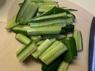 1、酸辣黄瓜条,黄瓜洗干净，切段