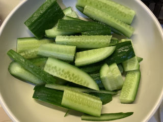 2、酸辣黄瓜条,撒上适量盐，抹均匀，腌制30分钟