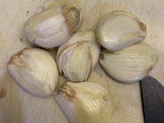 3、酸辣黄瓜条,蒜去皮，拍扁