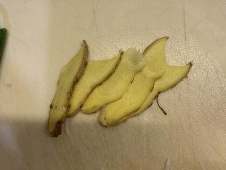 4、酸辣黄瓜条,切去皮，切5片