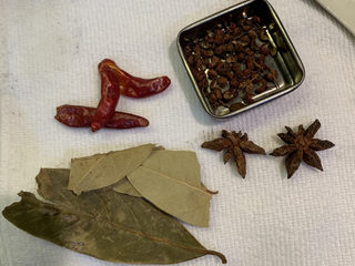 5、酸辣黄瓜条,准备好适量干辣椒，2个八角，30粒花椒，2片香叶