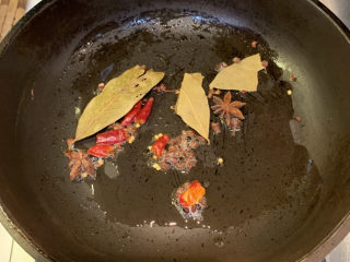 7、酸辣黄瓜条,中小火放入香叶，干辣椒，花椒炒出香味