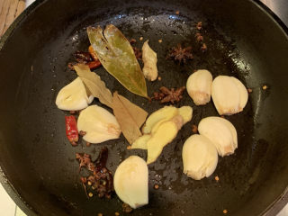 8、酸辣黄瓜条,再放入葱蒜翻炒均匀