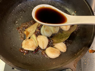 9、酸辣黄瓜条,放入2勺生抽