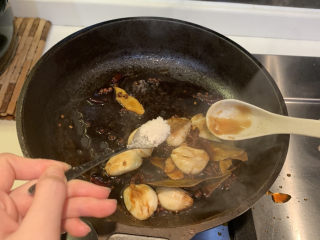 12、酸辣黄瓜条,2勺糖，翻炒均匀