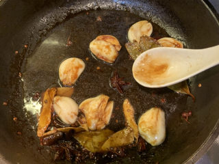 13、酸辣黄瓜条,再加入半碗水，煮开