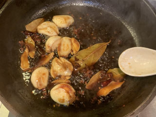 14、酸辣黄瓜条,把酱料放凉