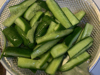 15、酸辣黄瓜条,把腌制好的黄瓜冲一遍，沥干水