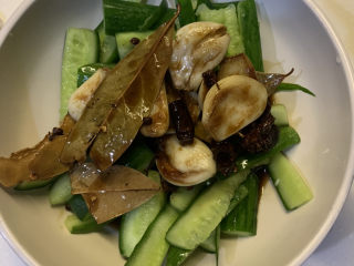 16、酸辣黄瓜条,淋上调好的酱汁，腌制2个小时就可以吃了，喜欢的可以放冰箱腌，吃起来会脆一点